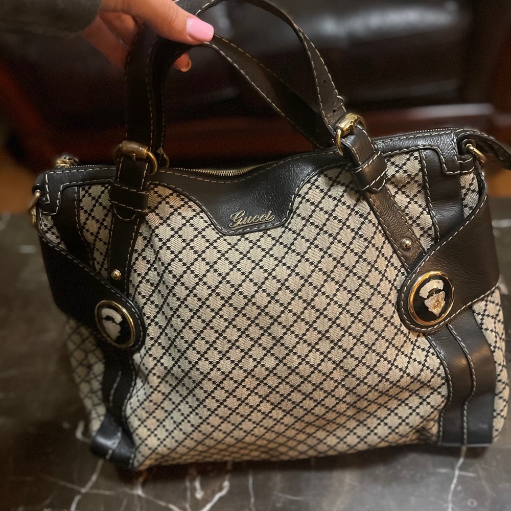 I’m selling a Gucci bag!